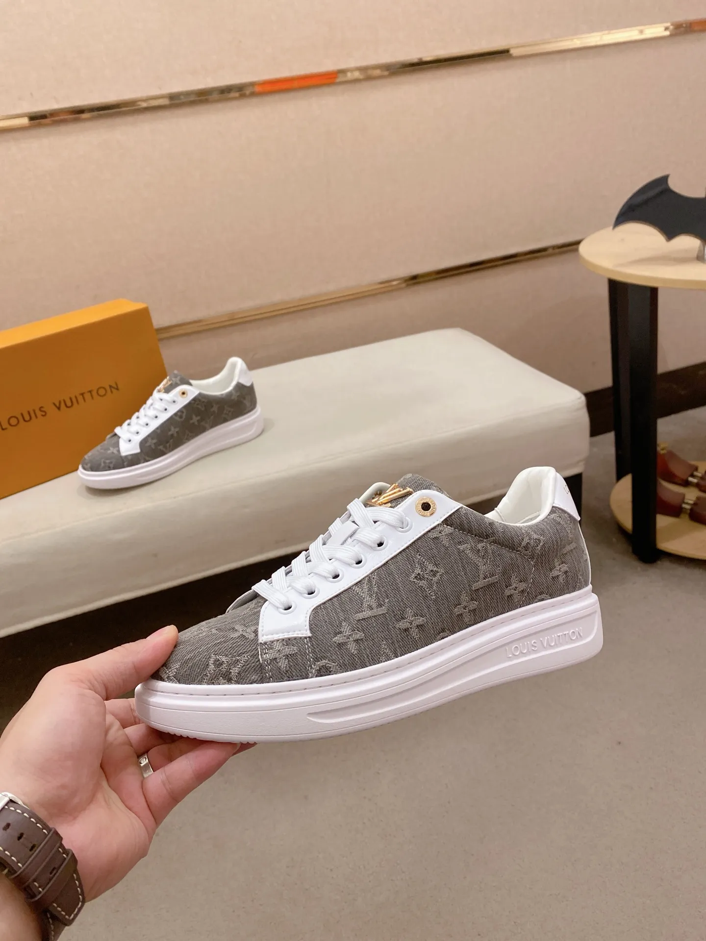 Men's shoes 💰: 400💰🎉🎉LV~Louis Vuitton trendy men's shoes New shipments Latest matching The same style as the official website Super high quality Hot sales of the season [strong] [strong] [strong] Selected first-layer cowhide, comfortable cowhide lining, original last, comfortable on the foot, wear-resistant rubber outsole Size number: 38-44.